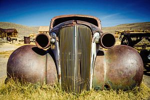 Façade d'une voiture ancienne dans la ville fantôme de Bodie en Californie (États-Unis). sur Dieter Walther