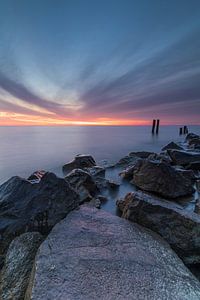 Ciel coloré au lever du soleil sur l'IJsselmeer près de Den Oever