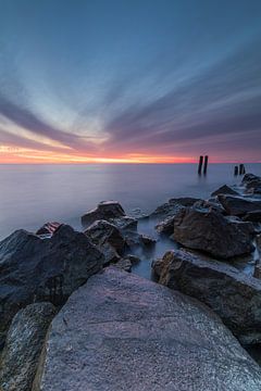 Kleurrijke lucht tijdens zonsopkomst boven het IJsselmeer bij Den Oever van Bram Lubbers