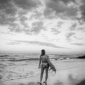 Surfer in Bali 5 by Ellis Peeters