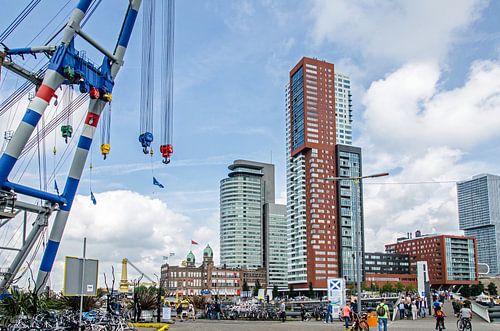 Grote hijskraan tegenover wolkenkrabbers Rotterdam