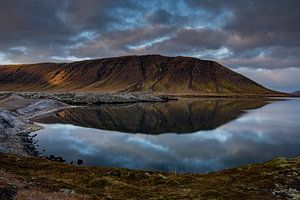 Ein See zwischen den Lavafeldern auf Island