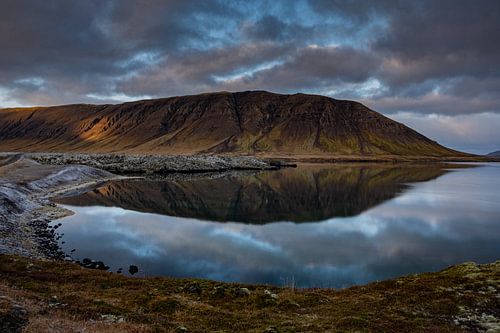 Een meer tussen de lavavelden op IJsland