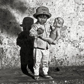 Little girl with doll in Hoi An by Silva Wischeropp