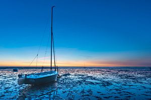 Boot auf dem Festland in der blauen Stunde bei Roelshoek