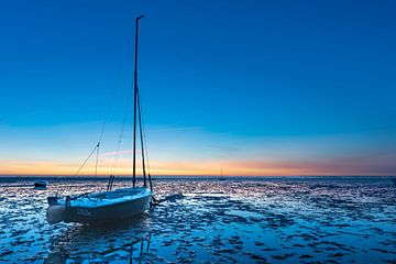 Boot auf dem Festland in der blauen Stunde bei Roelshoek von Jan Poppe