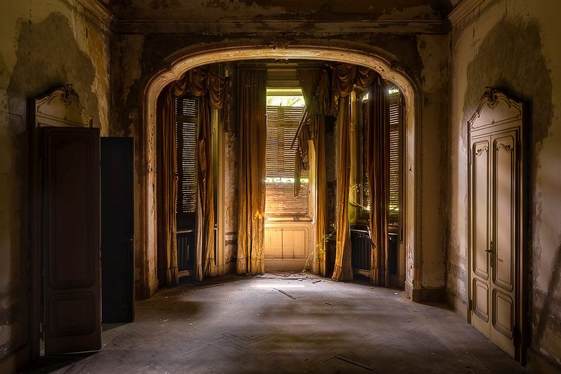 Spookachtige Kamer in Verlaten Villa. van Roman Robroek