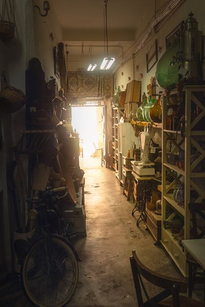 Antique shop in Spain | travelphotography | backlight by Laura Dijkslag