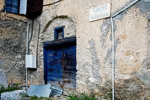 Fassade mit blauer Tür in Fouillouse