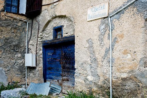 façade avec porte bleue à Fouillouse