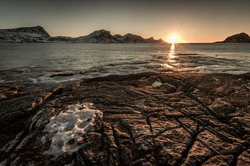 La célèbre plage de sable près de Haukland au coucher du soleil sur les îles Lofoten en Norvège, par sur Robert Ruidl