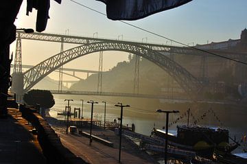 Porto in de morgen van Fred van den Brink