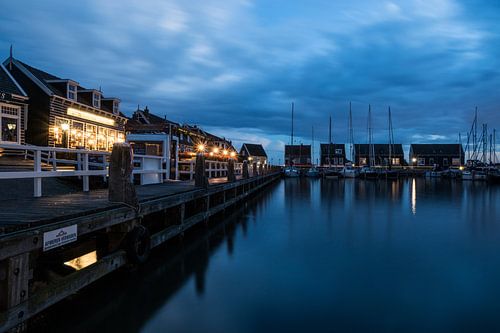 Avondschemering aan de haven van Marken