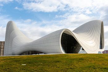 Außenansicht des Heydar Aliyev Center (Zaha Hadid Architects) in Baku, Aserbaidschan