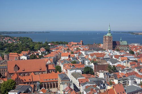 Stralsund : Vieille ville, monastère Sainte-Catherine, église Saint-Nicolas, D�cher, vue de la tour 