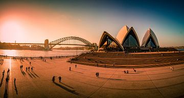 Sydney Opera House and harbour bridge , Australia van Dave Verstappen