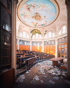 Verlassene Jugendstil-College-Halle.