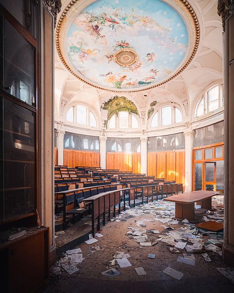 Verlaten Art Nouveau College Zaal. van Roman Robroek