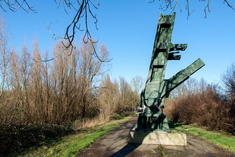 Monument Barendrechtse brug langs de Oude Maas by Hans Blommestijn