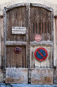 Anciennes portes de garage en bois sur Anouschka Hendriks