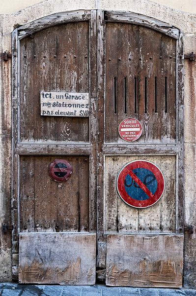 Anciennes portes de garage en bois par Anouschka Hendriks