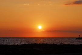 Strand met zeilboten in La Turballe, Bretagne, bij zonsondergang, Frankrijk van Andreas Freund