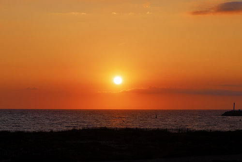 Strand mit Segelbooten in La Turballe, Bretagne, bei Sonnenuntergang, Frankreich
