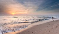 Spelen aan zee tijdens zonsondergang