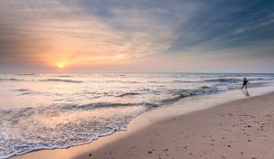 Spielen am Meer bei Sonnenuntergang von Martijn van Dellen