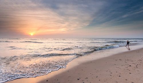 Spielen am Meer bei Sonnenuntergang