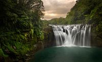 Der schöne Shifen-Wasserfall im Norden Taiwans nahe der Hauptstadt Taipeh. von Jos Pannekoek Miniaturansicht