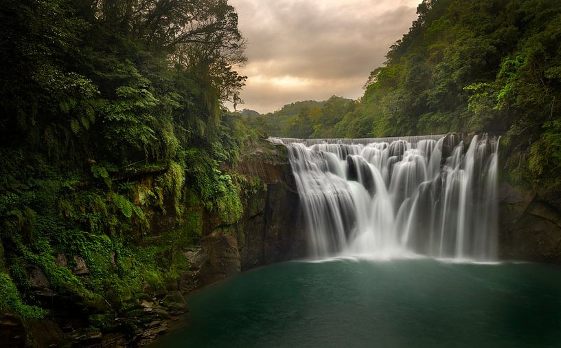 Der schöne Shifen-Wasserfall im Norden Taiwans nahe der Hauptstadt Taipeh. von Jos Pannekoek