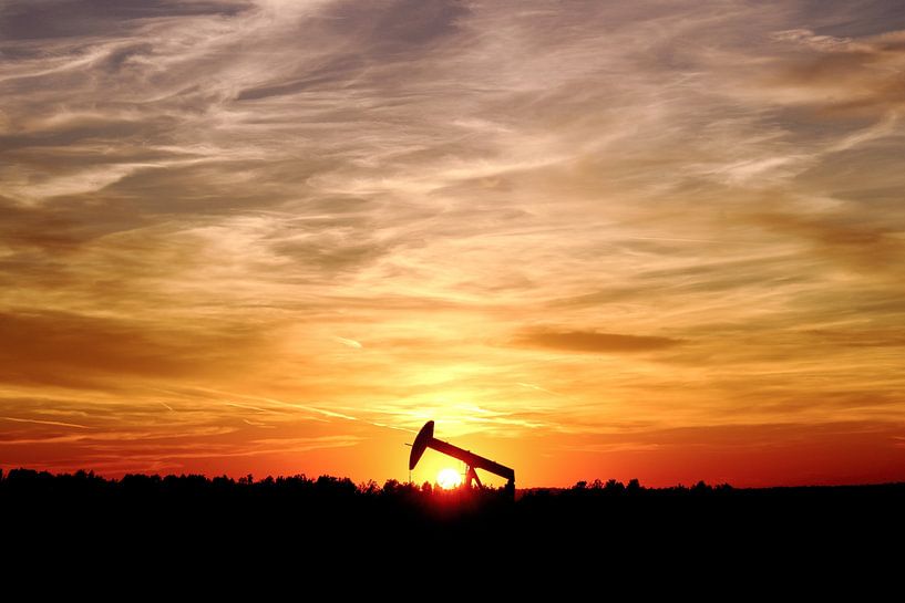 Station de pompage au coucher du soleil par AK - Night and Day Photography