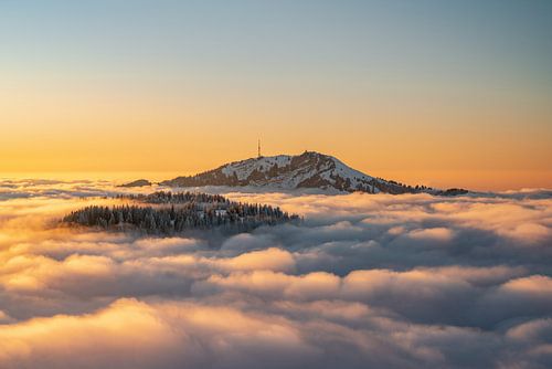 Zonsondergang boven de Grünten tijdens inversieweer