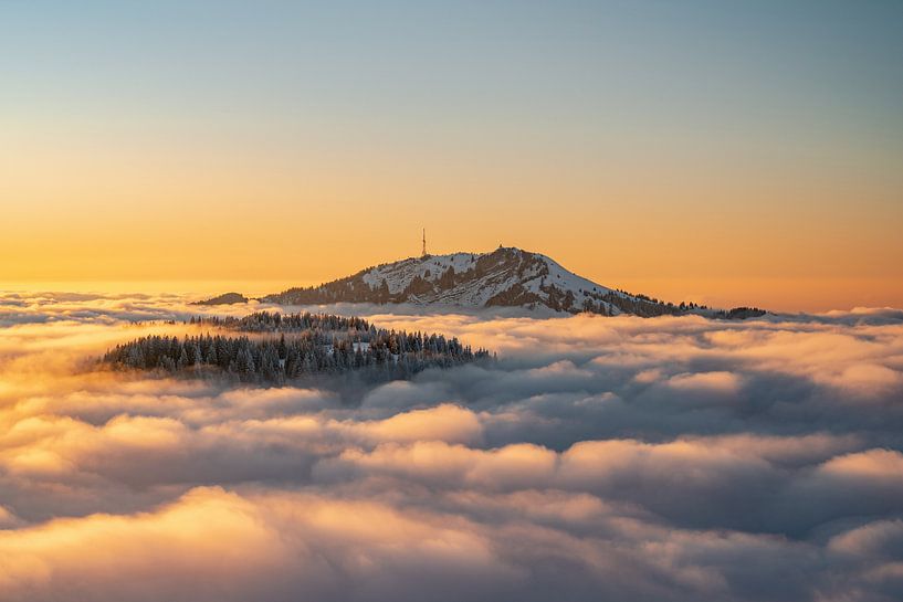 Zonsondergang boven de Grünten tijdens inversieweer van Leo Schindzielorz