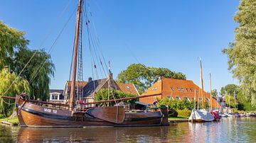 Stadsgezicht Heeg met boot in Friesland, Nederland