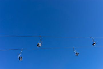 Skiliften tegen blauwe lucht van FBNN Photography