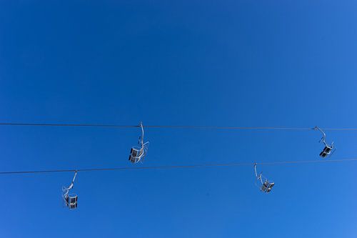 Skiliften tegen blauwe lucht