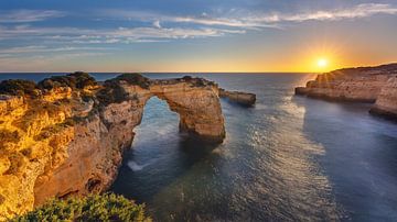 Zonsondergang bij Praia de Albandeira, Algarve, Portugal van Adelheid Smitt