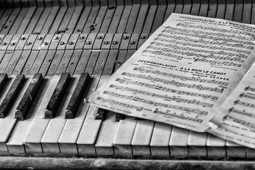 Altes Klavier in verlassene Villa in Belgien