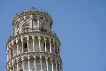 Schiefer Turm von Pisa auf Blauen Hintergrund van Animaflora PicsStock