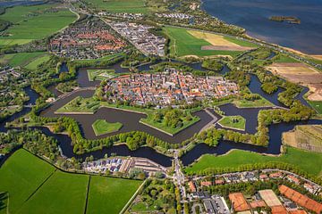 Luchtfoto van Naarden Vesting in het voorjaar.