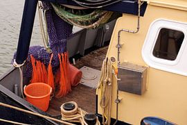 Fischen im Hafen von IJmuiden I Industrielle Fischerei I Farbdruck in Vintage-Qualität von Floris Trapman