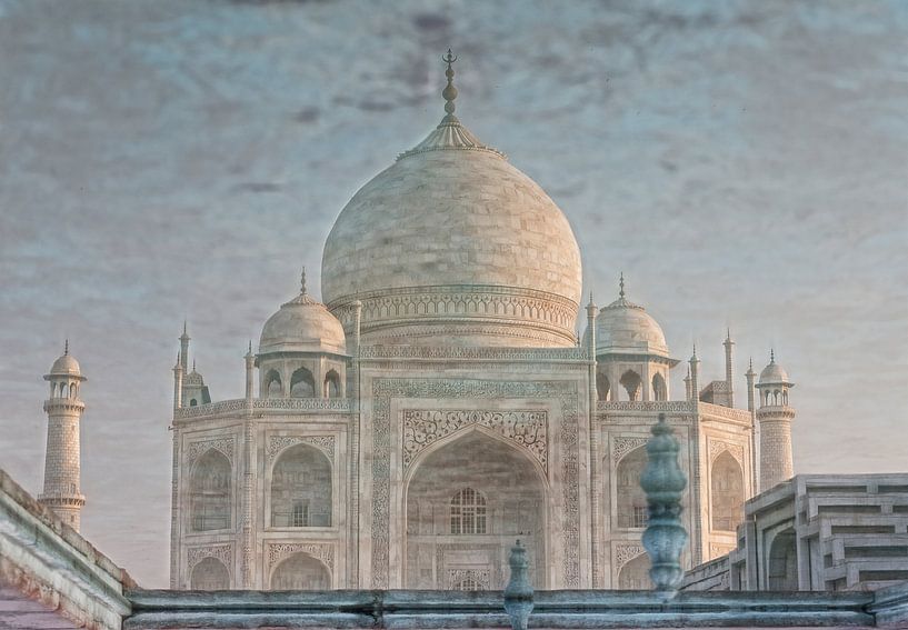 Taj Mahal im Spiegelbild im Wasser von Marcel van Balken