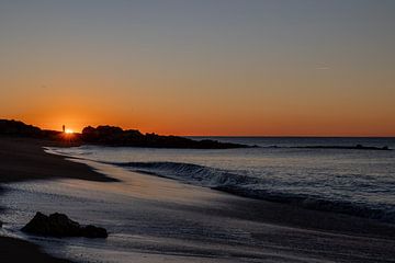 Lever de soleil en bord de mer dans l'Algarve - Portugal sur Lydia