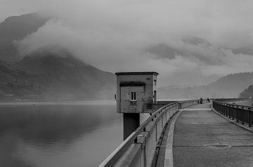 Spookachtig weer boven de stuwdam van Lago Ritom in Ticino, Zwitserland