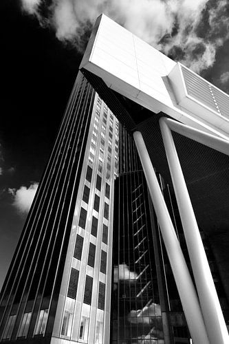 Rotterdam Architectuur in zwartwit. Scheepvaarthuis met Maastorenn