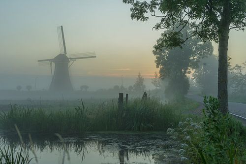 Zonsopkomst in de polder bij de Boezemmolen no.6 in Haastrecht