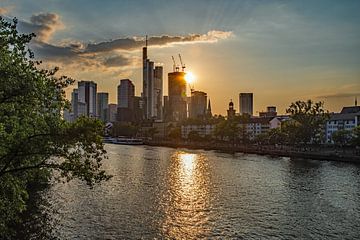 Als de zon ondergaat boven Frankfurt van Thomas Riess