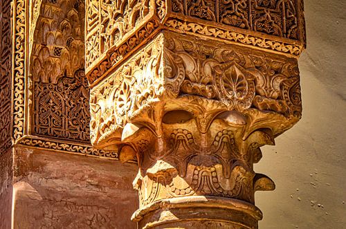 Verzierter Pfeiler mit Ornamenten in Marrakesch Marokko